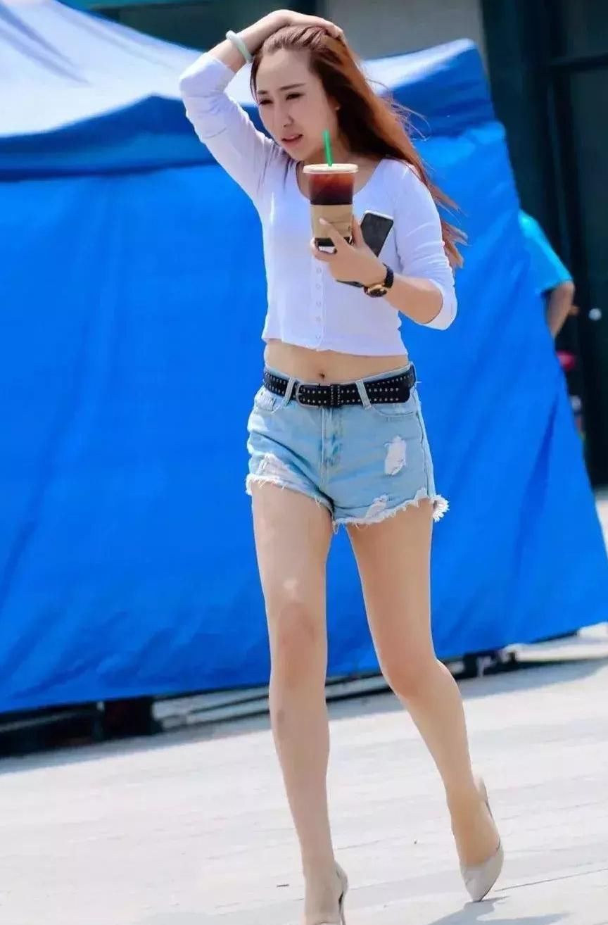 白色针织衫搭配齐臀短裤, 秀发飘扬热辣街头