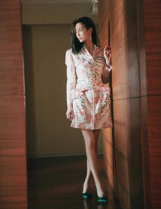  『显得』张钧甯真敢穿，穿一袭修身连衣裙秀大长腿，显得“女神范儿十足”