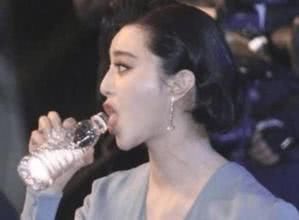 女星防掉口红的喝水方法：神仙姐姐刘亦菲最优雅，范爷比较霸气