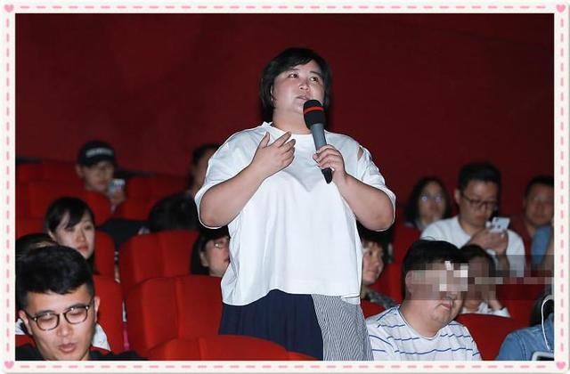 当160斤贾玲与86斤唐嫣同穿T恤衫，网友直呼：就算没胸我也要减肥