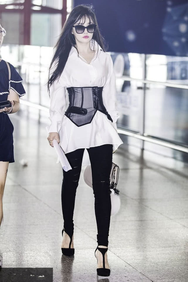 都是内衣外穿，钟丽缇像大妈，直到看见冉莹颖才知道啥叫性感！