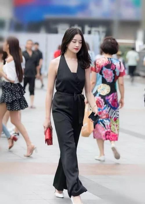  【迷人】美女街拍：漂亮小姐姐们的新潮穿搭，靓丽时尚又迷人