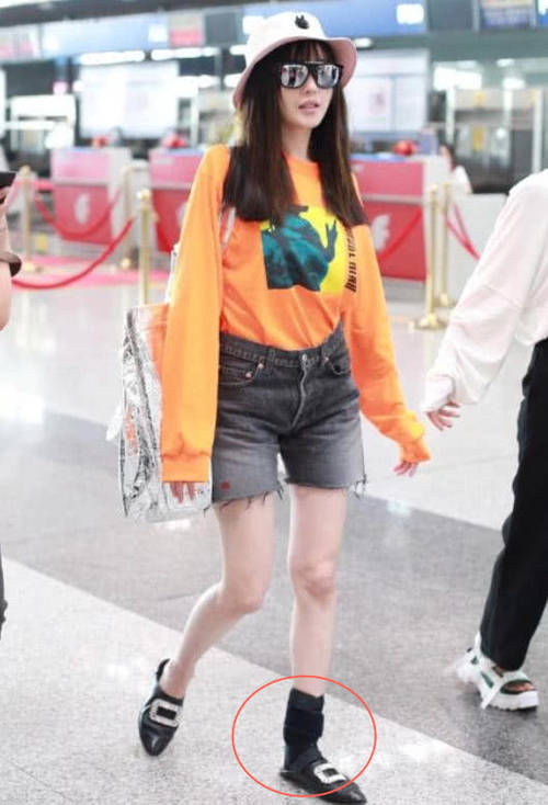 张天爱要闹哪样？身背买菜包袜子只穿一只，比关晓彤还土！