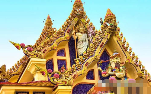 泰国最“奇葩”的寺庙，竟供奉成龙与贝克汉姆，堪称寺庙界的“泥