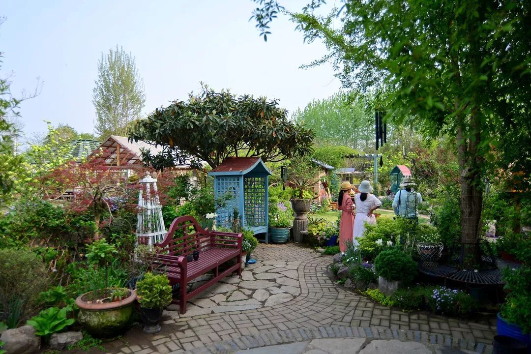 40岁高薪夫妇提前退休，造3000㎡花园惬意养老，还有酒坊！