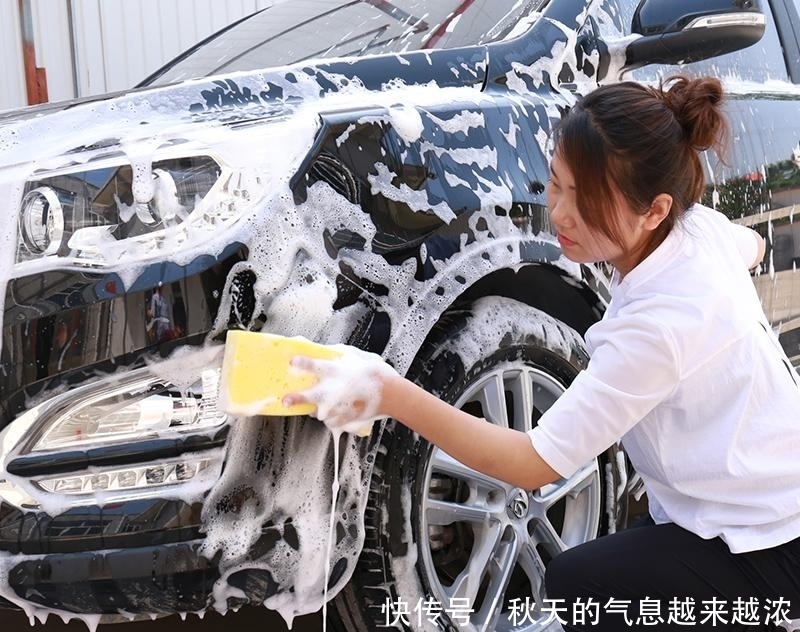 很多人把车仍在太阳底下暴晒，真蠢！聪明的司机这样做，车内太凉