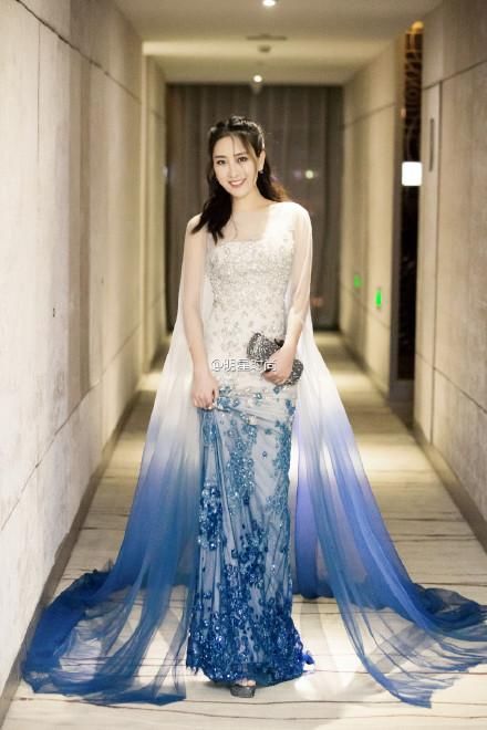 马苏穿抹胸裙现身，绿色裙摆太入眼，网友：除了她没人能驾驭！