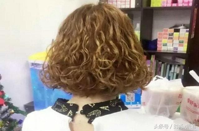 2018短发精选：50岁妈妈做短发，却因小卷光彩迷人，真心不错