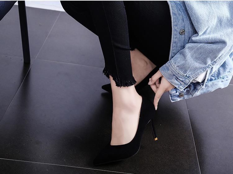 怀旧复古皮料的性感尖头高跟鞋，既性感又怀旧