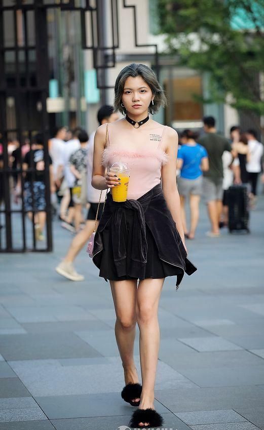 街拍:双胞胎穿“黑纱”上街，秀出腿型，别有一番风情!