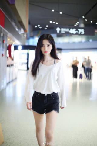 鞠婧祎可是真是敢穿！卫衣下面直接是白色腿袜，网友：会便宜谁呢