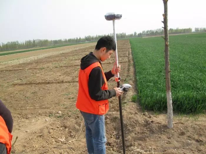 农村土地确权后，户口迁至城市，土地还会被收回吗？