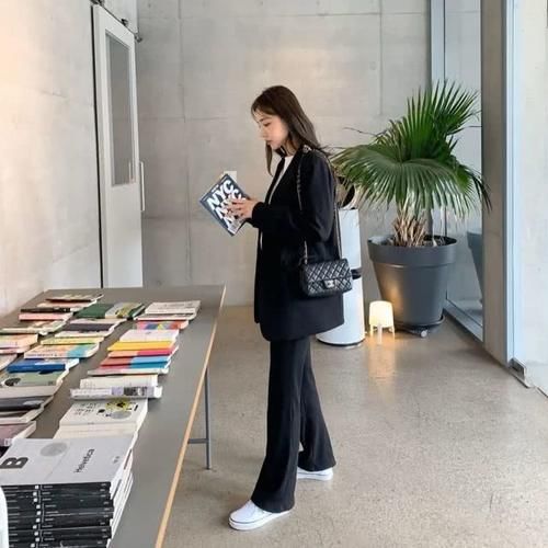  时髦：别再穿阔腿裤了，这4条裤子显瘦又显高，时髦精们都在穿！