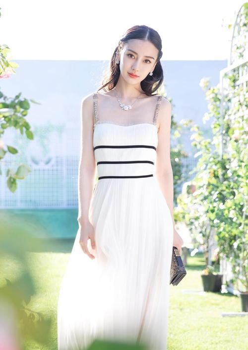 『美艳』Angelababy果然有颜任性，白色吊带连衣裙性感优雅，美艳不可方物