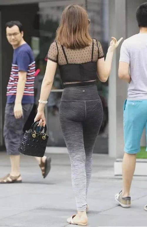 透色薄纱搭配黑灰渐变色紧身裤,性感撩人端庄大气