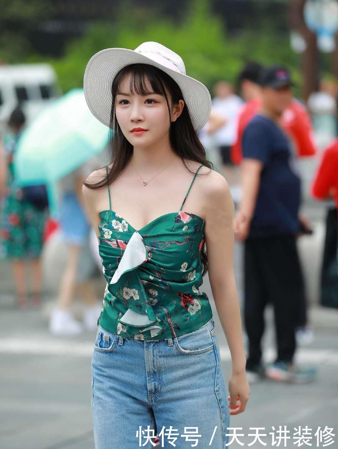气质|夏日的淑女风穿搭,绿色吊带背心+牛仔裤,清新时尚又显独特气质
