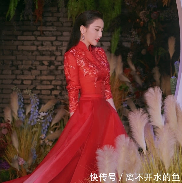  『看起来』佟丽娅犹如画中美人！一袭红裙演绎绝美中国风，36岁这么穿好高级