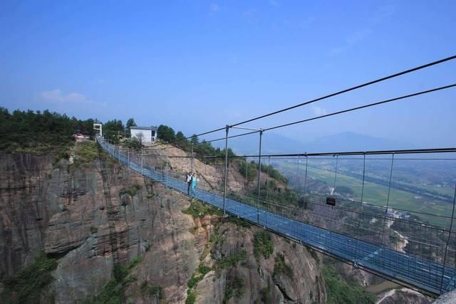 玻璃栈道下面没有保护措施，如果玻璃真的破了怎么办？