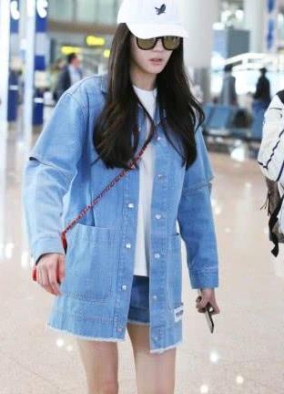 迪丽热巴迷之时尚，打底衫都露出头和尾巴了，网友：一言难尽！