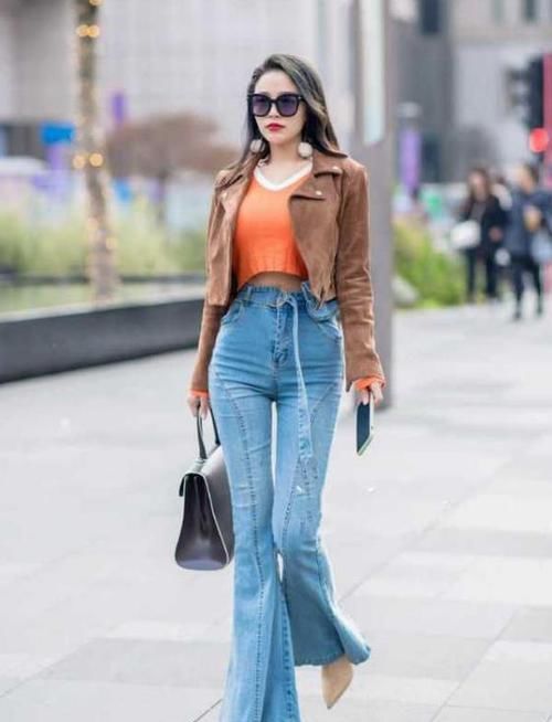  【美女】美女时尚街拍：面带笑容的美女，一件黑色上衣配黑色长裤，青春活力气息