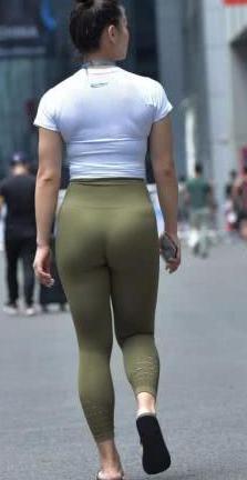 女人这样穿“打底裤”出门，原本的美丽荡然无存了，真替她可惜啊