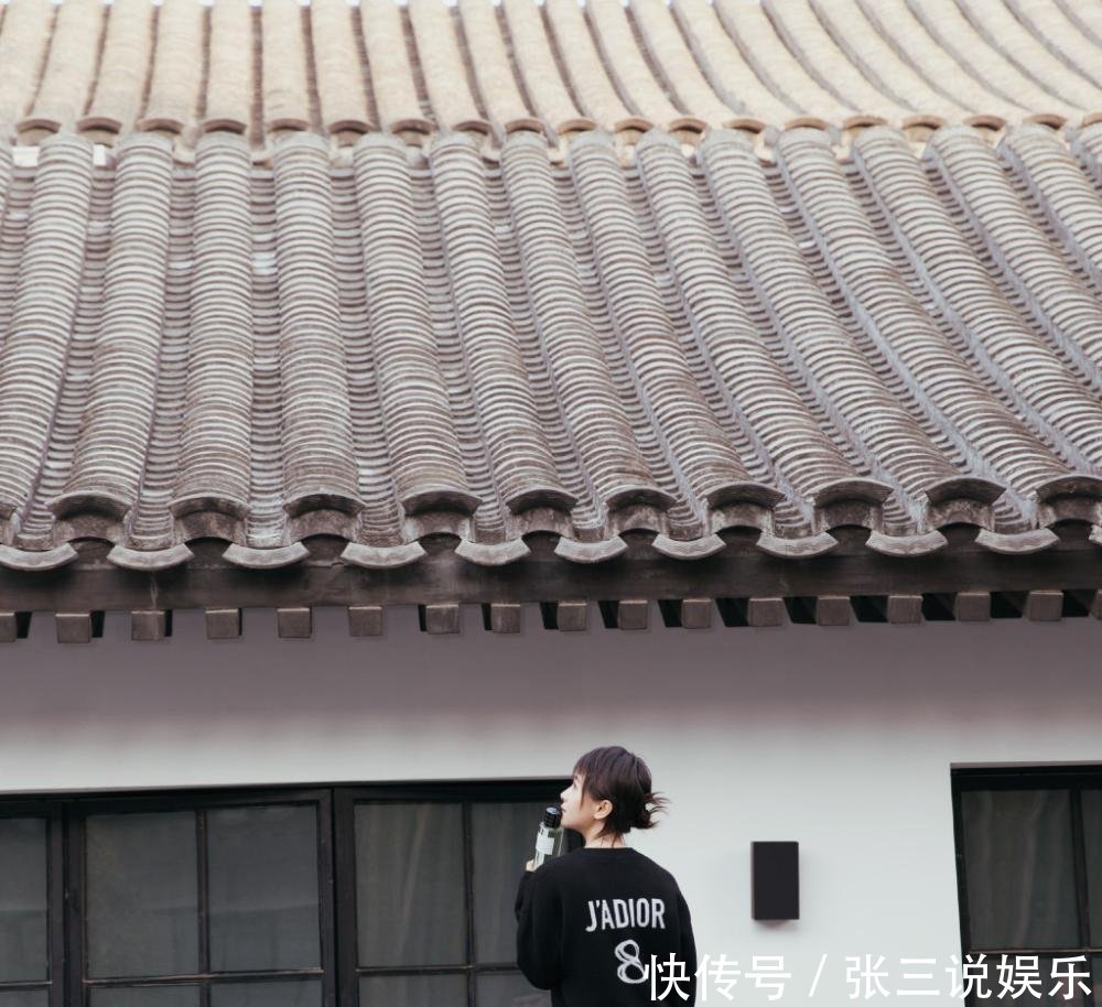 王子文真会穿, 牛仔裤配皮靴穿出摩登风, 网友: 比杨幂还会搭配