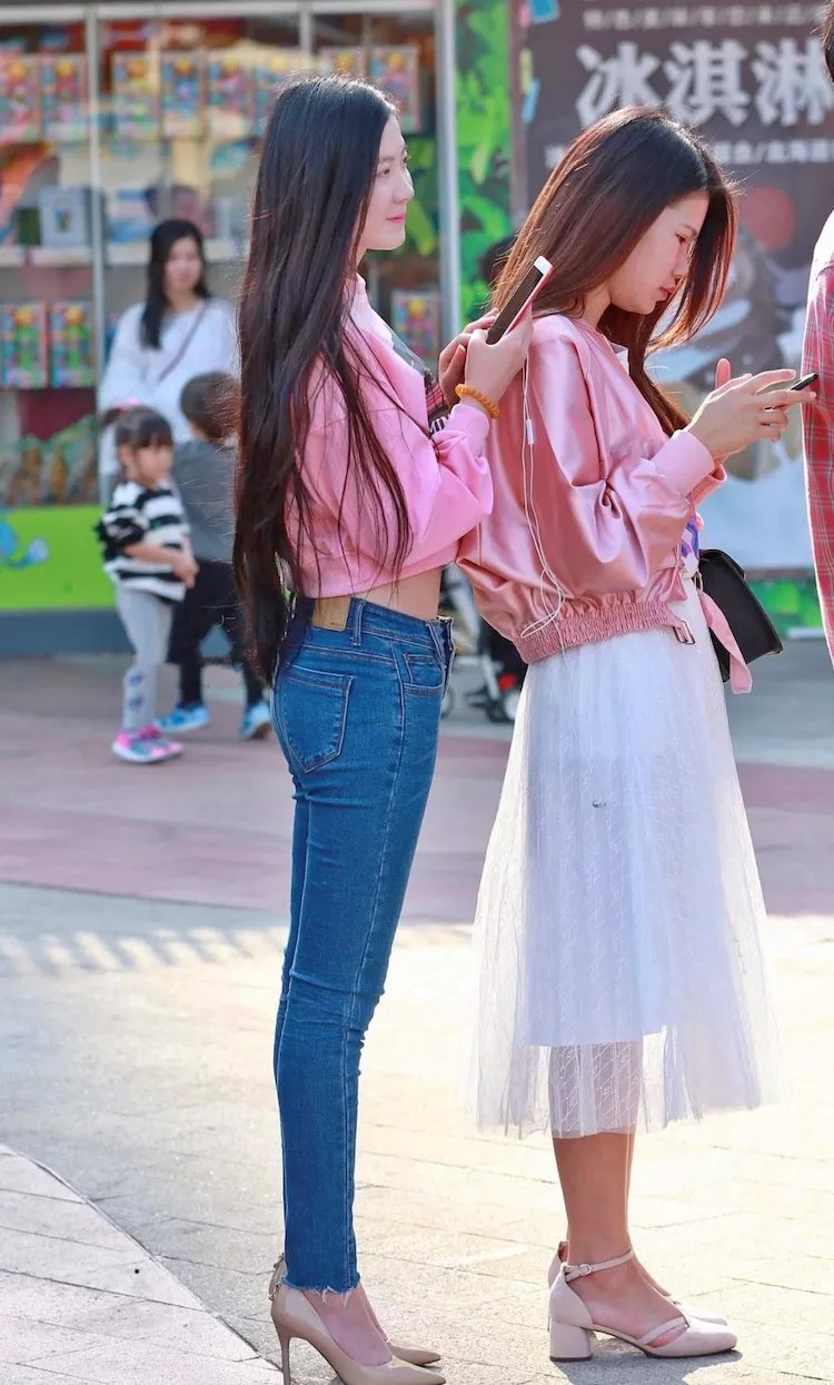 街拍：牛仔裤青春有个性的打扮，展现都市女性魅力风！*
