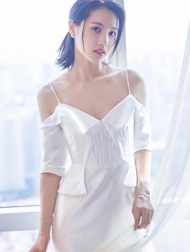 同穿白色吊带一字肩衣服，乔欣很优雅，新小花董琦气质像高圆圆!