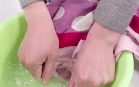 「沾到」姨妈血沾到床单怎么洗?不用洗衣液,教你一招,新老血渍都干净!