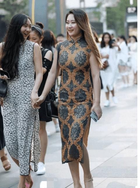  微胖■母女出门逛街，微胖型的身材穿旗袍真好看吧？