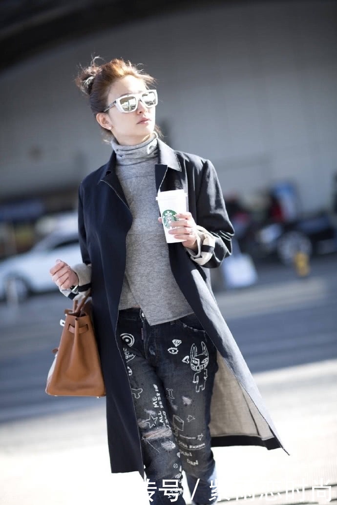 李小冉这么窄的短裙也要硬往里塞衬衫,网友:再胖点都穿不了!