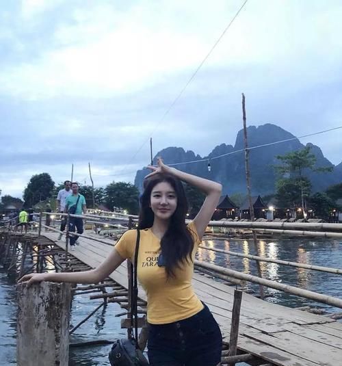  气质■街拍:简单有气质的清新甜美小姐姐,展示出欧美范