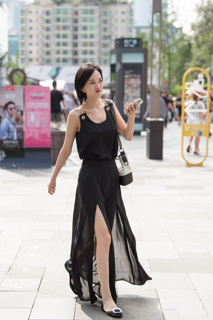 成都街拍，时尚清新的夏季搭配示范，柔美百搭随心而变