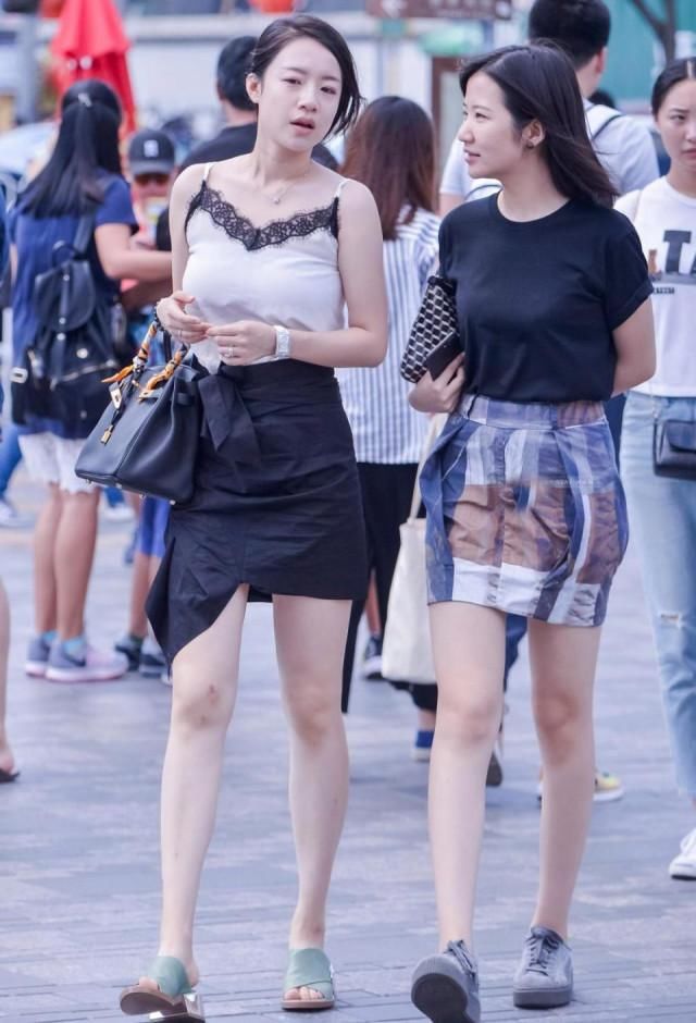 【百般】气质清新的吊带衫美女搭黑色短裙, 给你百般“柔情”