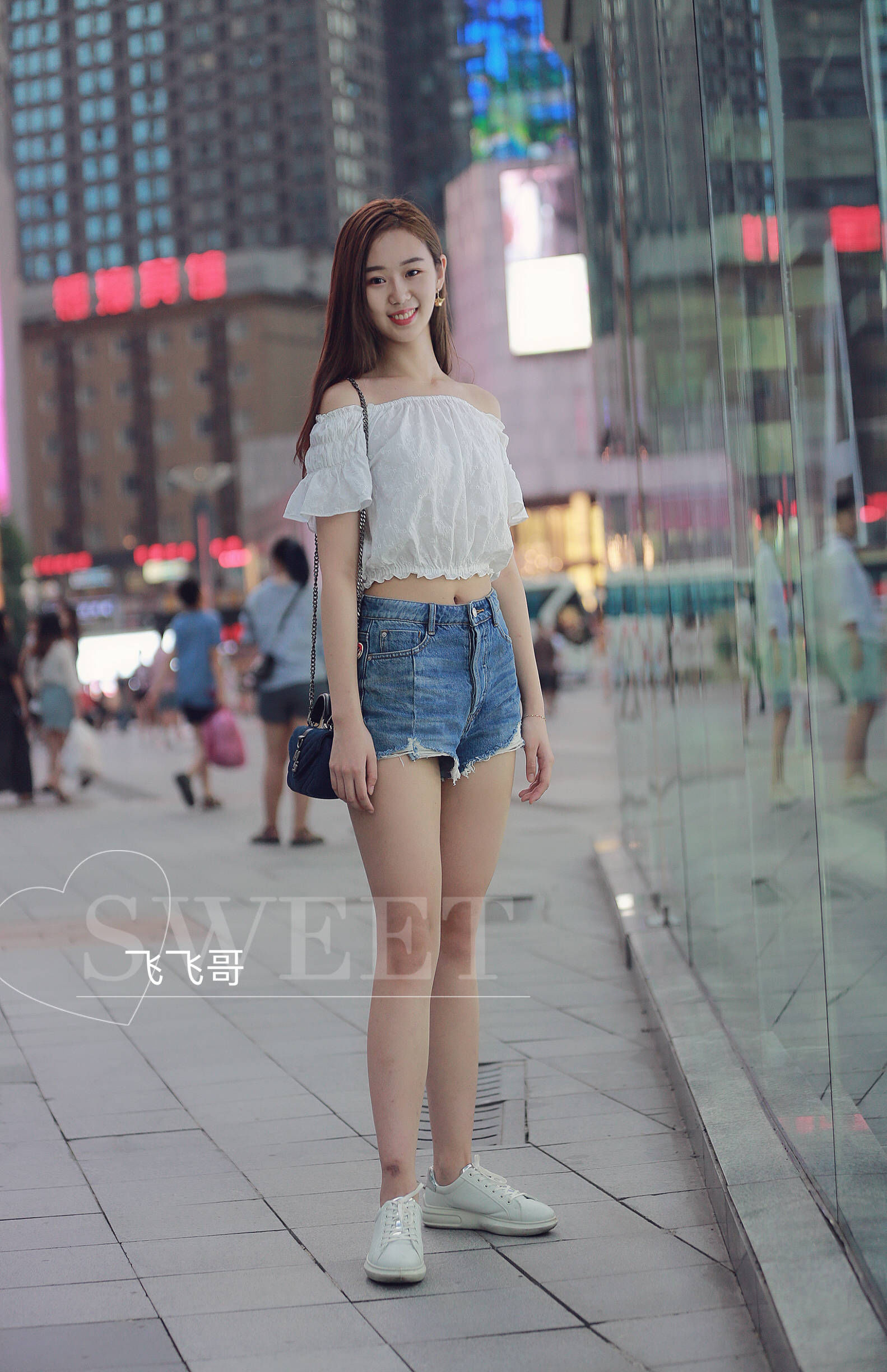 重庆街拍:清一色的超短裤+短T，这大长腿真不是P的