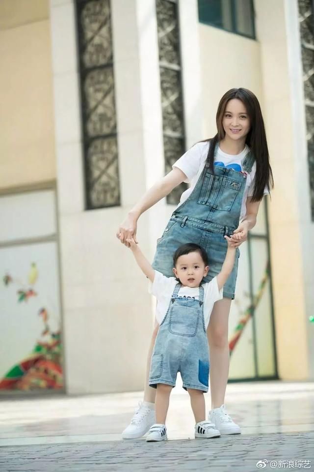 有了这些爱抢镜的萌娃，辣妈们连凹造型都省了！