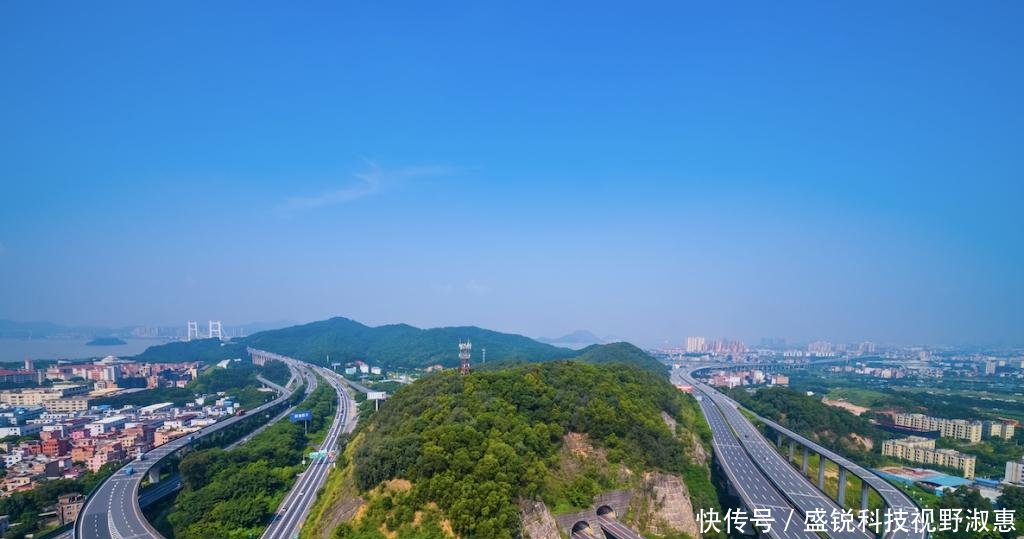 我国距离地面最高的高铁站，站台高于地面约18米，有空中火车站之