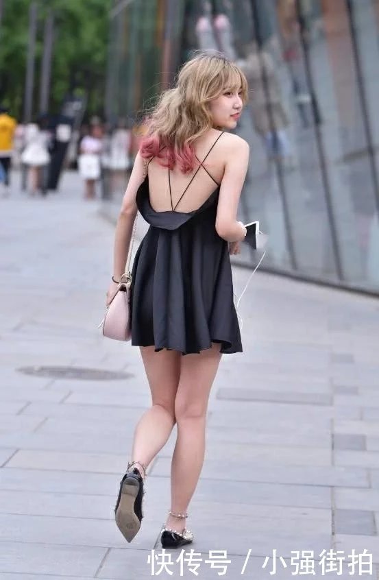 气质小姐姐吊带连衣裙大秀美背香肩，回眸一笑很俏皮，赚足眼球