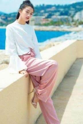 关晓彤真会穿，蓝色超短格子裙短到天际，网友：还敢再短点吗？