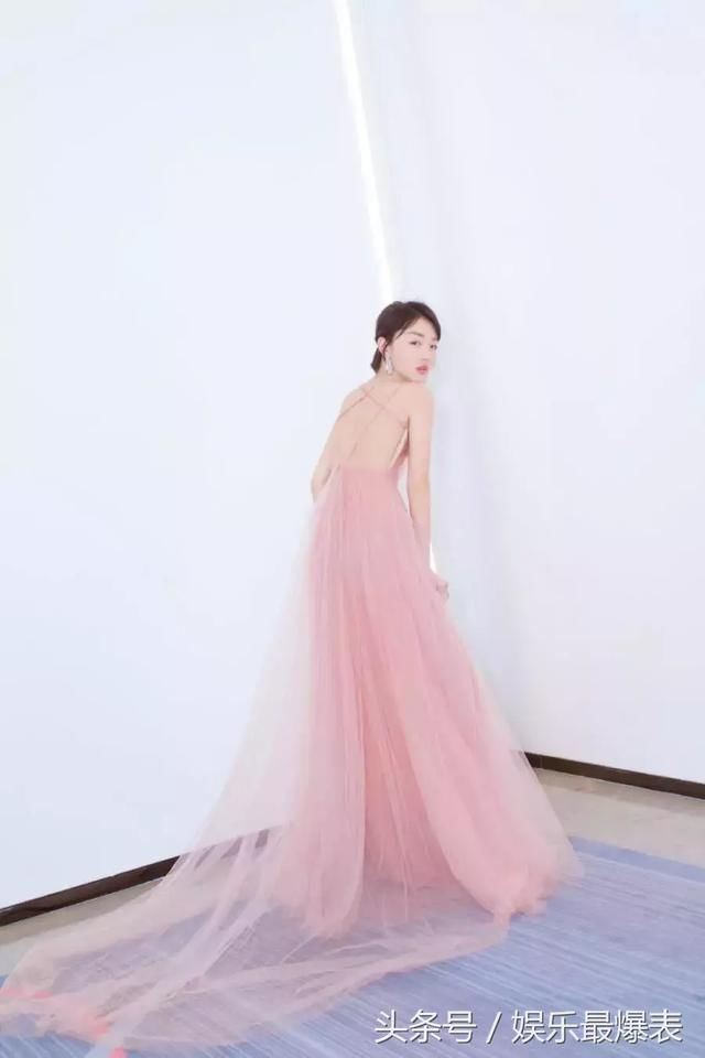 又调皮了！周冬雨爬树上拍写真，修图师不给力，镜头都不P掉