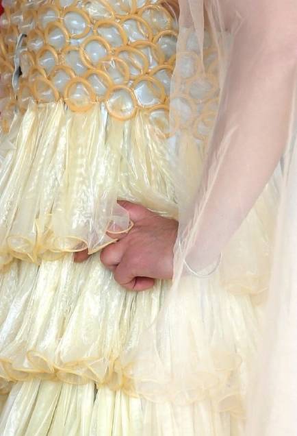 女子用避孕套做了一条裙子，只为宣传预防艾滋病？