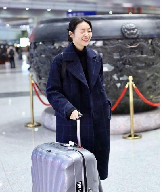 够使我们整:刘雯真是行走的时尚教科书!穿宽松格纹大衣利落帅气,气场十足
