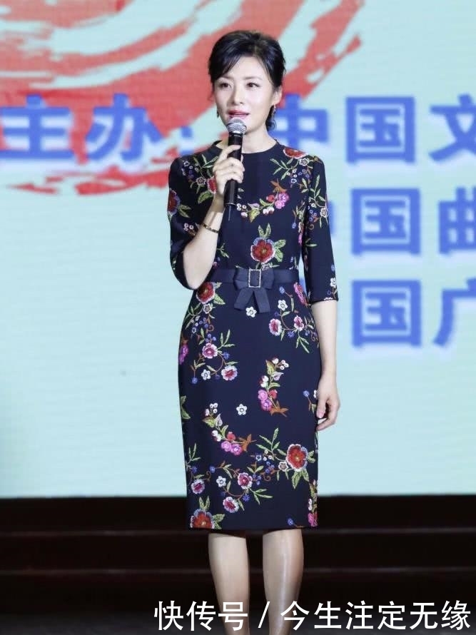  『设计使得』著名主持人周涛真会穿，穿刺绣印花连衣裙高级优雅，显东方女性美