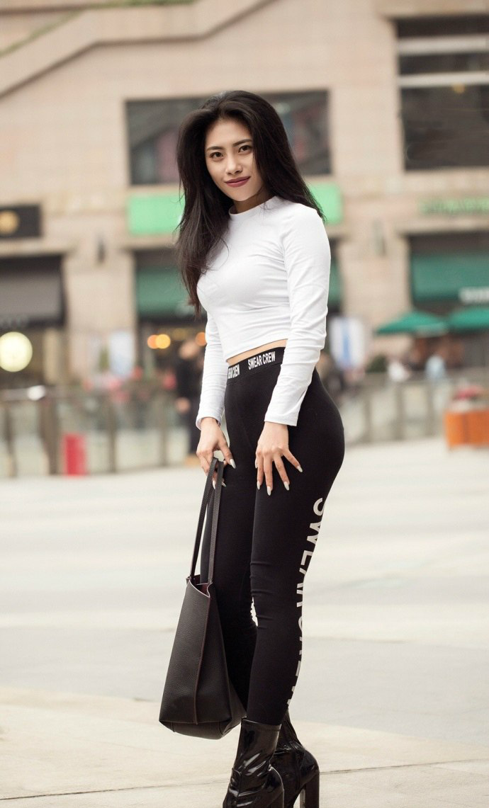 街拍，有骨感的女人很性感，图五穿上丝袜的肉感更有韵味