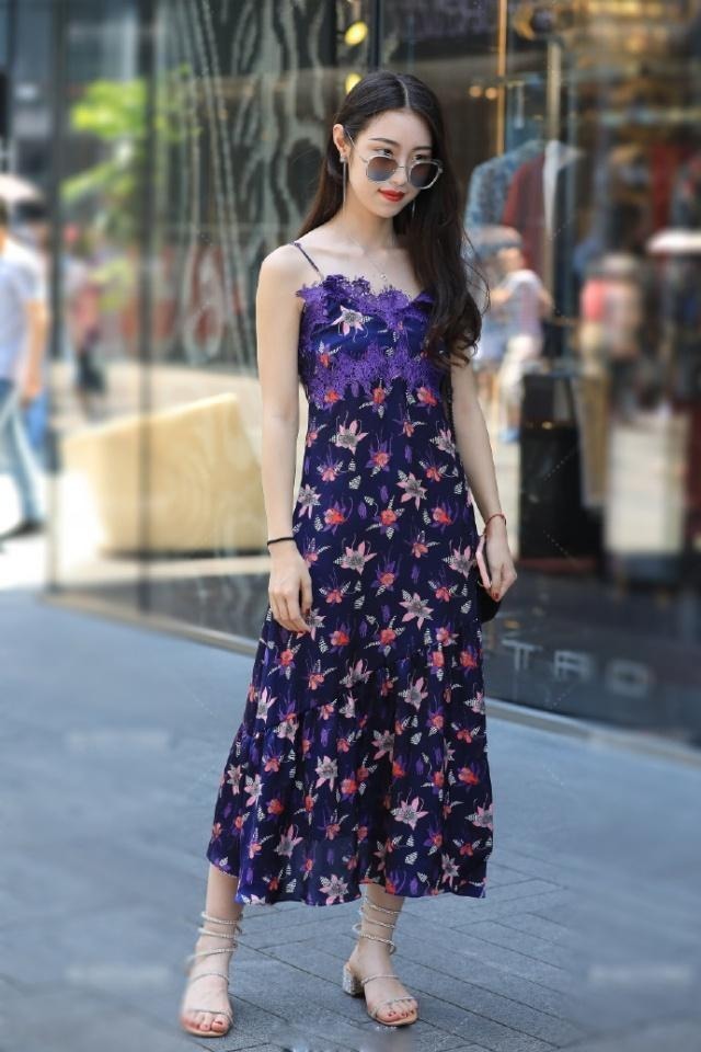 美女|街拍:俏皮可人的美女,彰显不俗品味