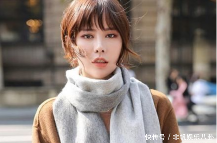  [配大衣]围巾在精不在多，认准这3种“经典色”就够了，搭大衣显白又高级