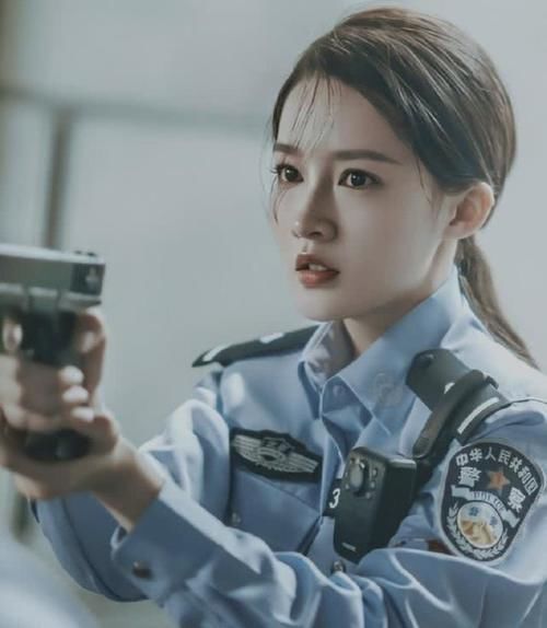  『勒出』李沁的“警服照”火了！一根皮带勒出细腰，终于相信她只有85斤
