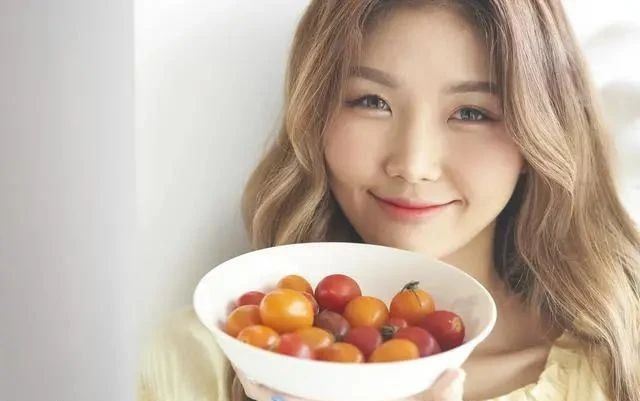  【体无完肤】27岁女孩，脚裂用掉十几把修脚锉，变得体无完肤，干裂日益严重