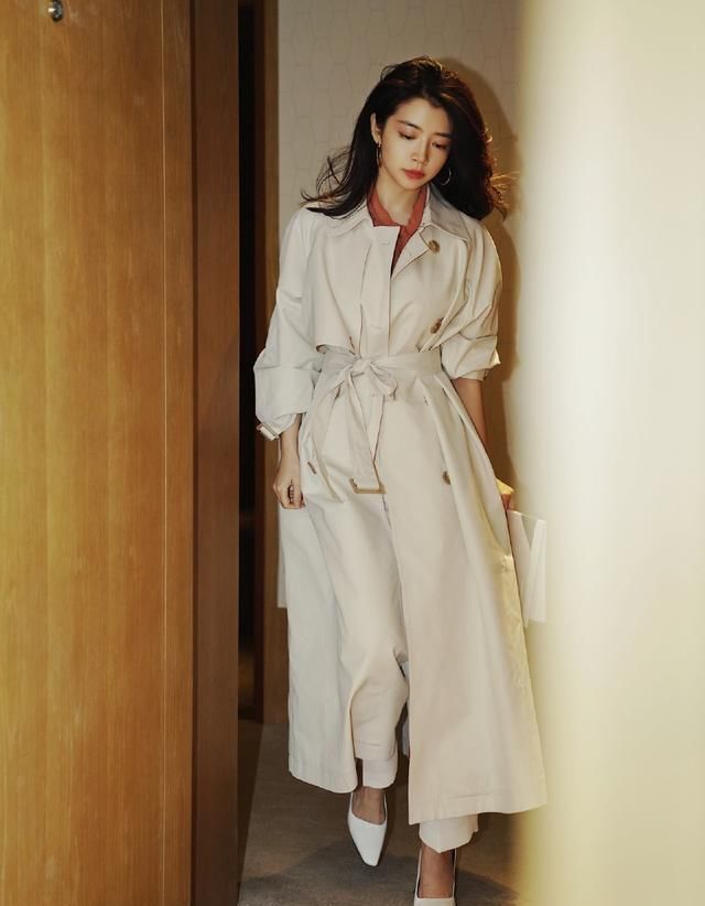  「感觉」三木博主颜值又飙升，穿风大衣裙配搭收腰裤带，霸气又有型