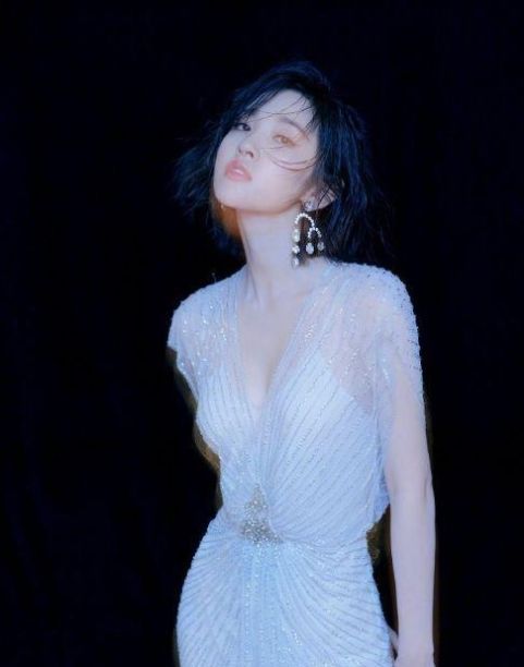 [ 少女]30岁美成20岁少女，魔鬼身材美太得过分，婚后的唐艺昕更大胆